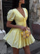 Gelbes 60er Baumwoll-Minikleid mit Puffärmel und V-Ausschnitt