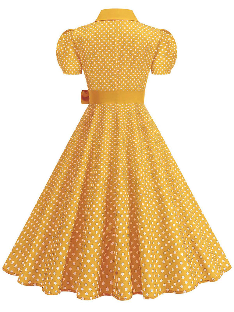 Vintage-Swingkleid mit Polka-Dots, Gürtel und Hemdkragen im klassischen Retro-Stil der 1950er Jahre.