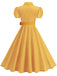 Vintage-Swingkleid mit Polka-Dots, Gürtel und Hemdkragen im klassischen Retro-Stil der 1950er Jahre.