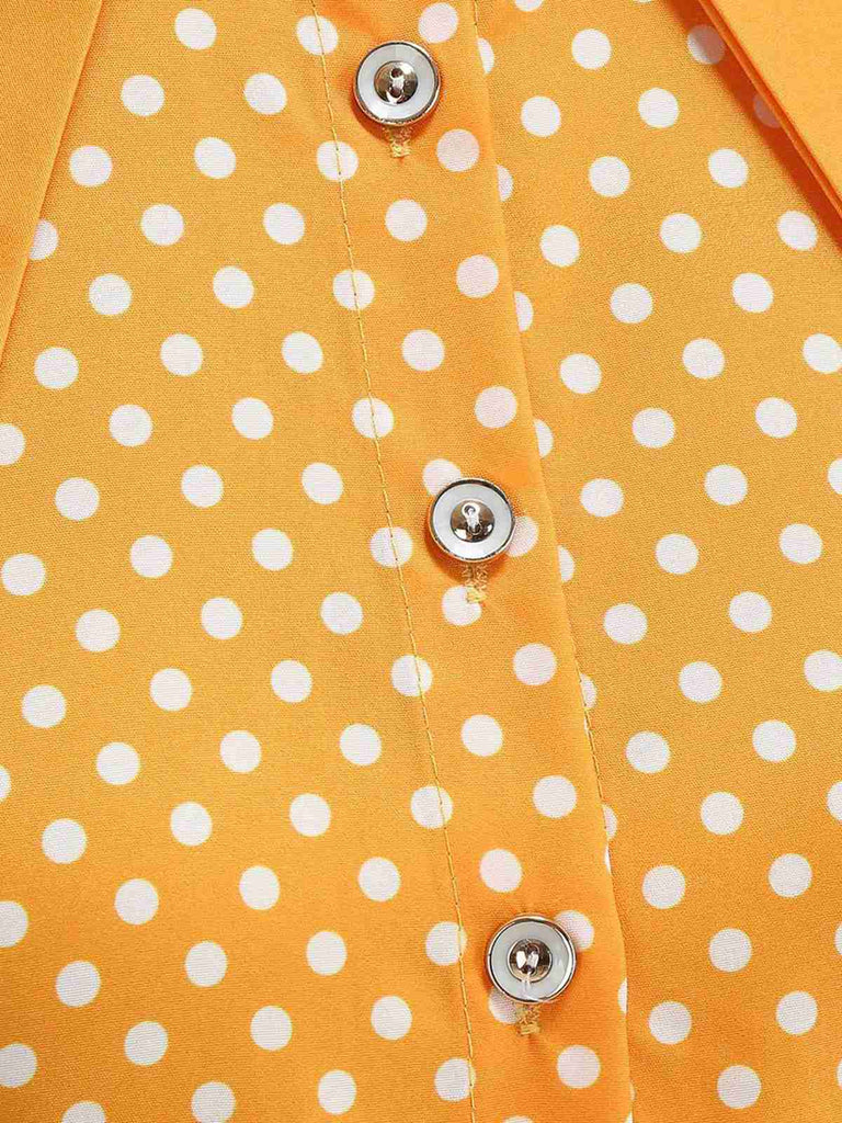 Vintage-Swingkleid mit Polka-Dots, Gürtel und Hemdkragen im klassischen Retro-Stil der 1950er Jahre.