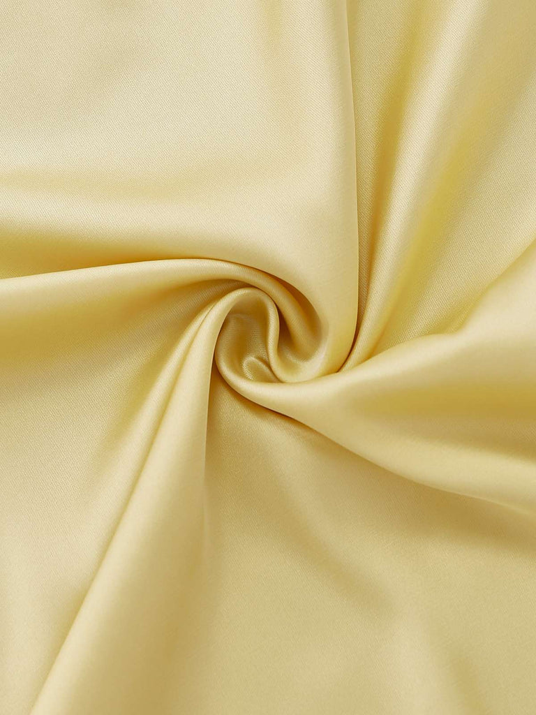 Gelbes Nachthemd mit asymmetrischem V-Ausschnitt aus Spitze, dessen Stoffdetails die aufwendige Textur und die erstklassige Qualität für luxuriöse Nachtwäsche unterstreichen.