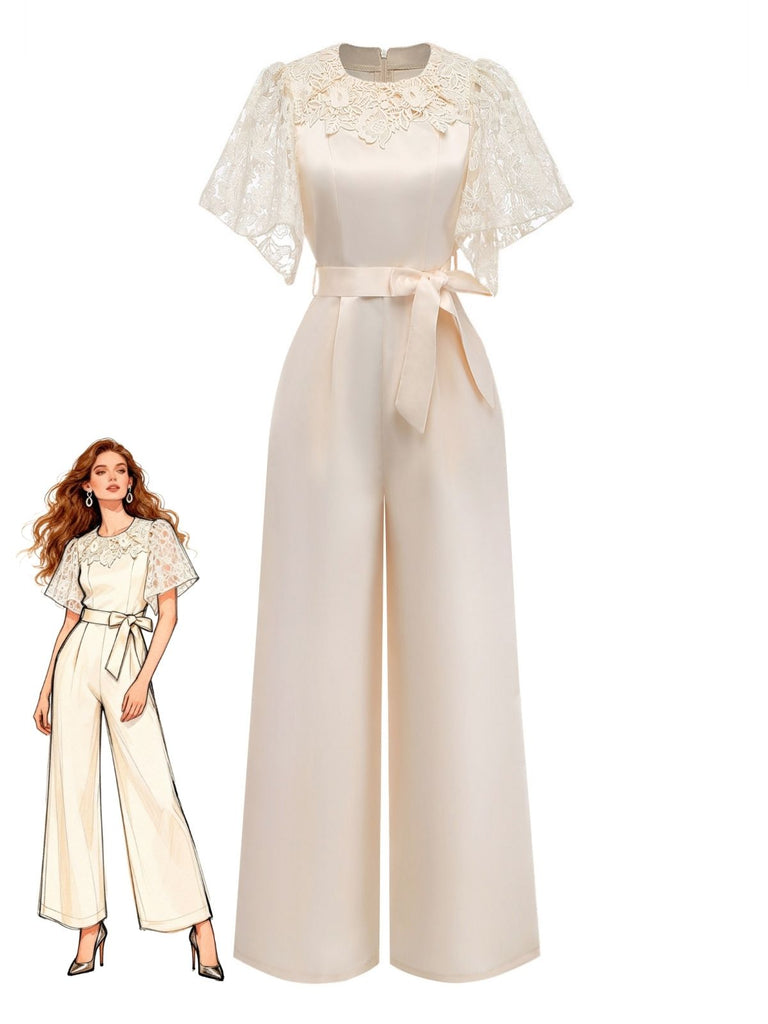 Frau in einem cremefarbenen Jumpsuit mit Spitzenärmeln und Gürtel vor weißem Hintergrund.