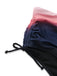 Detailaufnahme des seitlichen Bindebandverschlusses und der gerafften Details an der hochgeschnittenen, marineblauen Bikinihose.