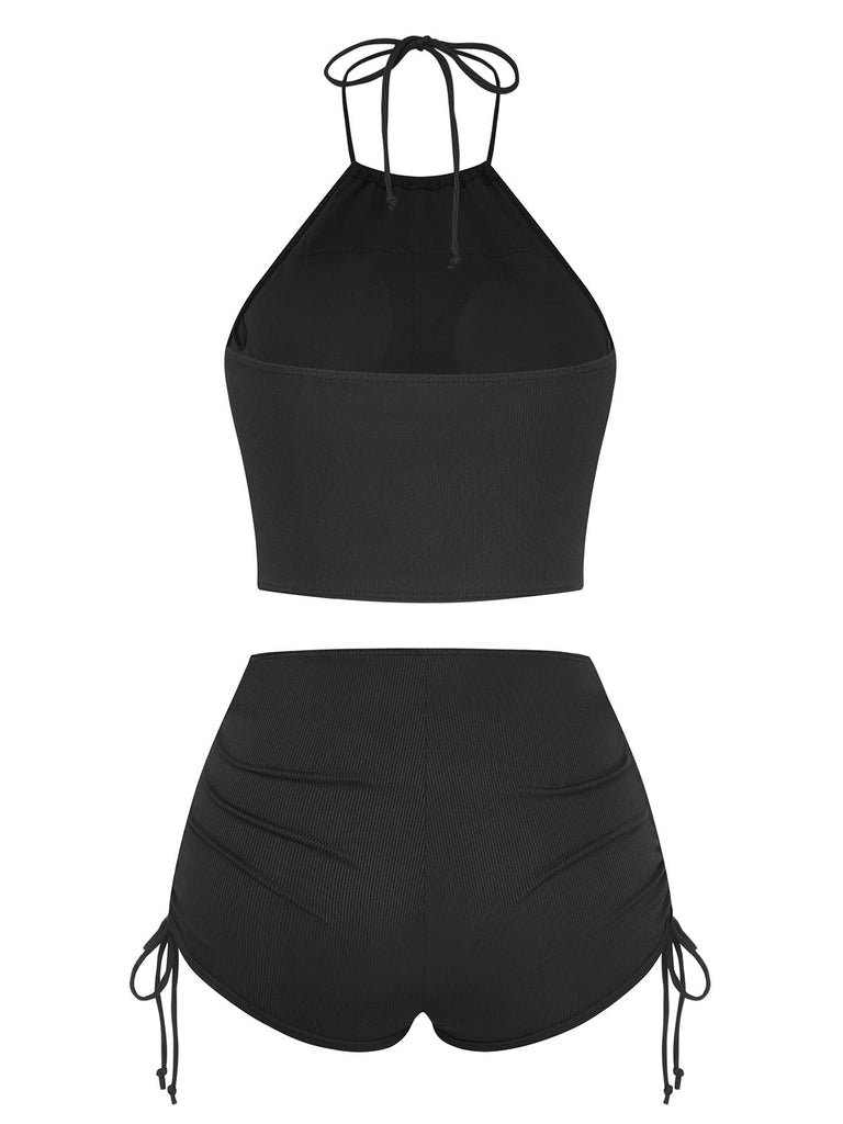 Schwarzer zweiteiliger Badeanzug mit Neckholder-Top und Shorts auf weißem Hintergrund