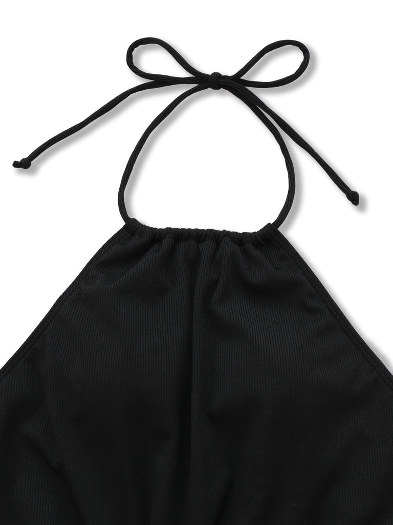 Schwarzes Neckholder-Top mit Schleife auf weißem Hintergrund