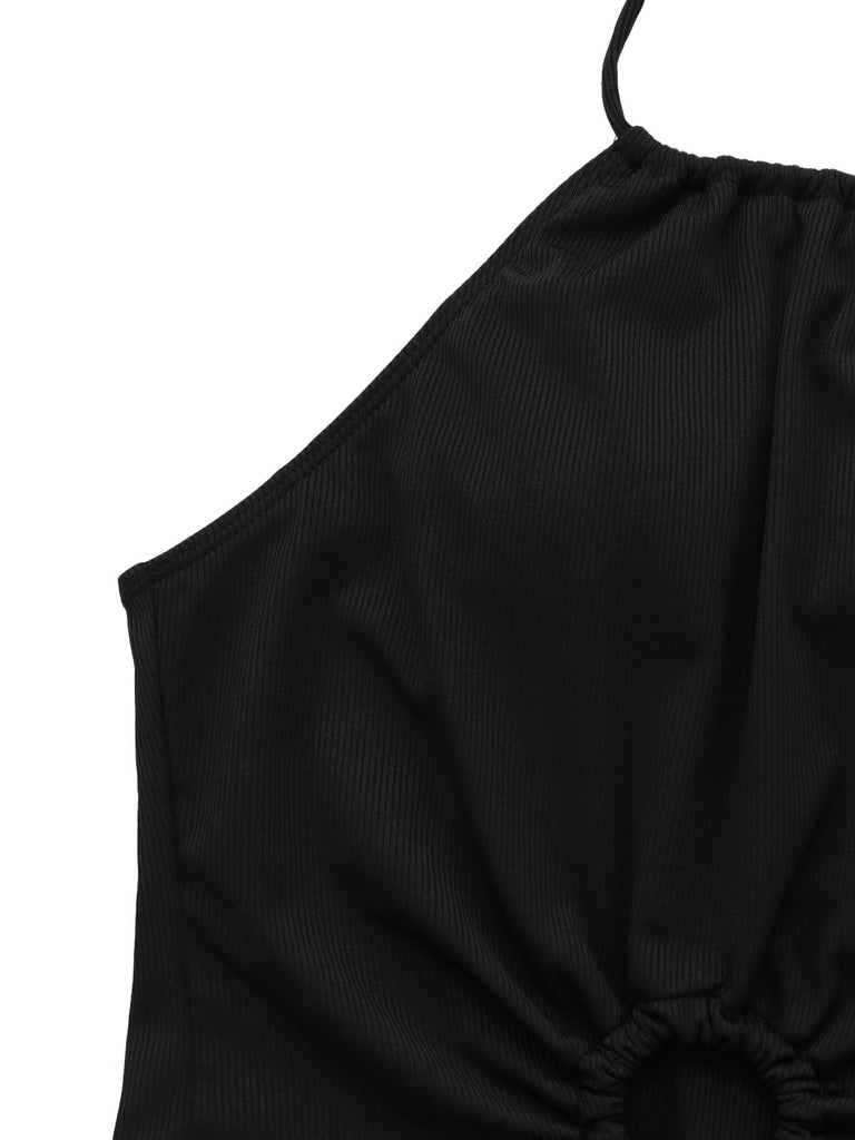 Schwarzes Neckholder-Top auf weißem Hintergrund