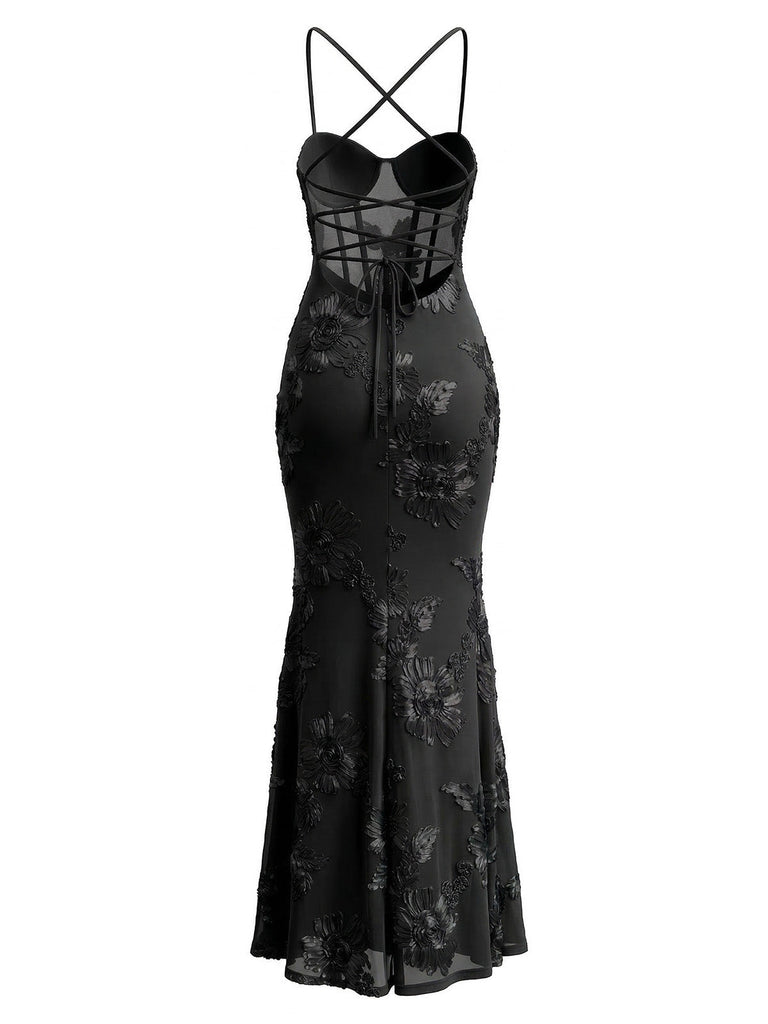 Das Meerjungfrauen-Abendkleid in Schwarz mit passender floraler Spitzenstickerei.