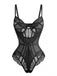 Studioaufnahme von vorne der schwarzen Version des strukturierten Bodysuits aus floraler Spitze und Netzstoff.