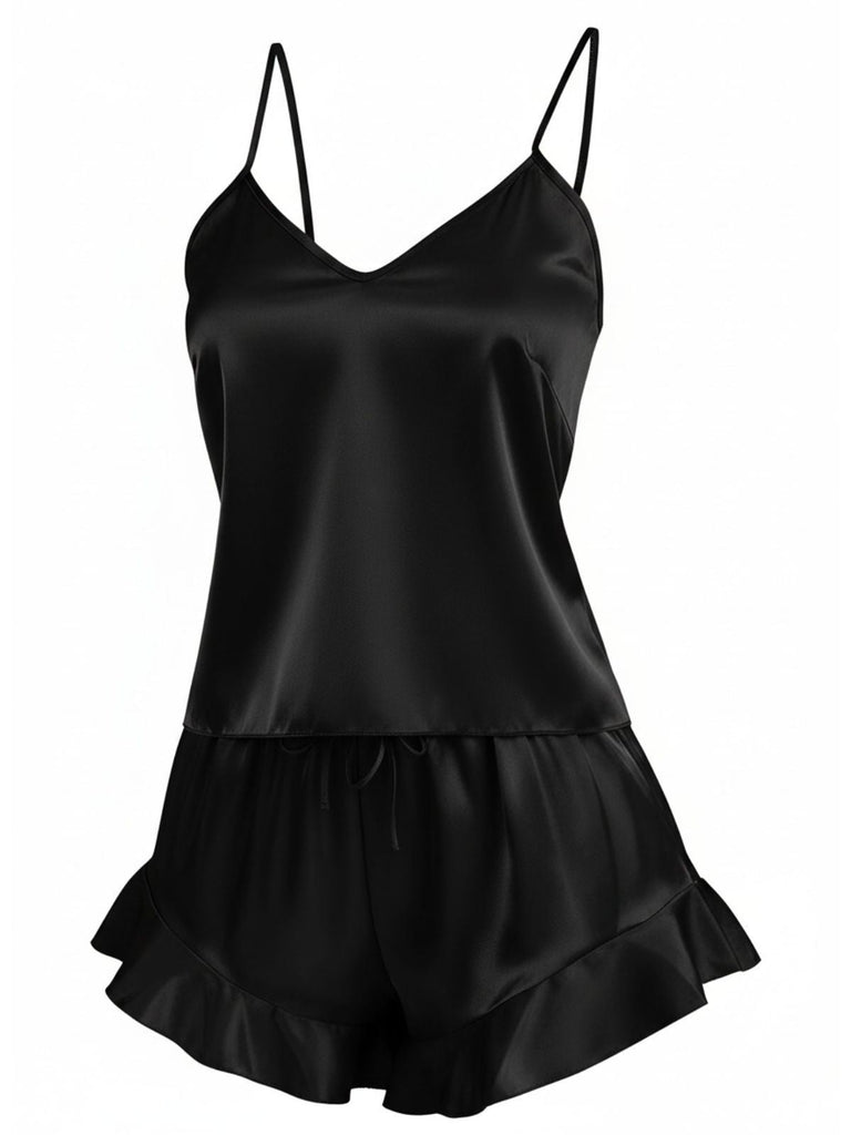 Das zweiteilige Set aus seidigem Satin-Top und Shorts ist in klassischem Schwarz mit femininen Rüschendetails abgebildet.