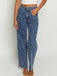Blaue Vintage-Jeans im Stil der 1960er Jahre mit gekreuzten Trägern – Vintage-Mode, Retro-Stil