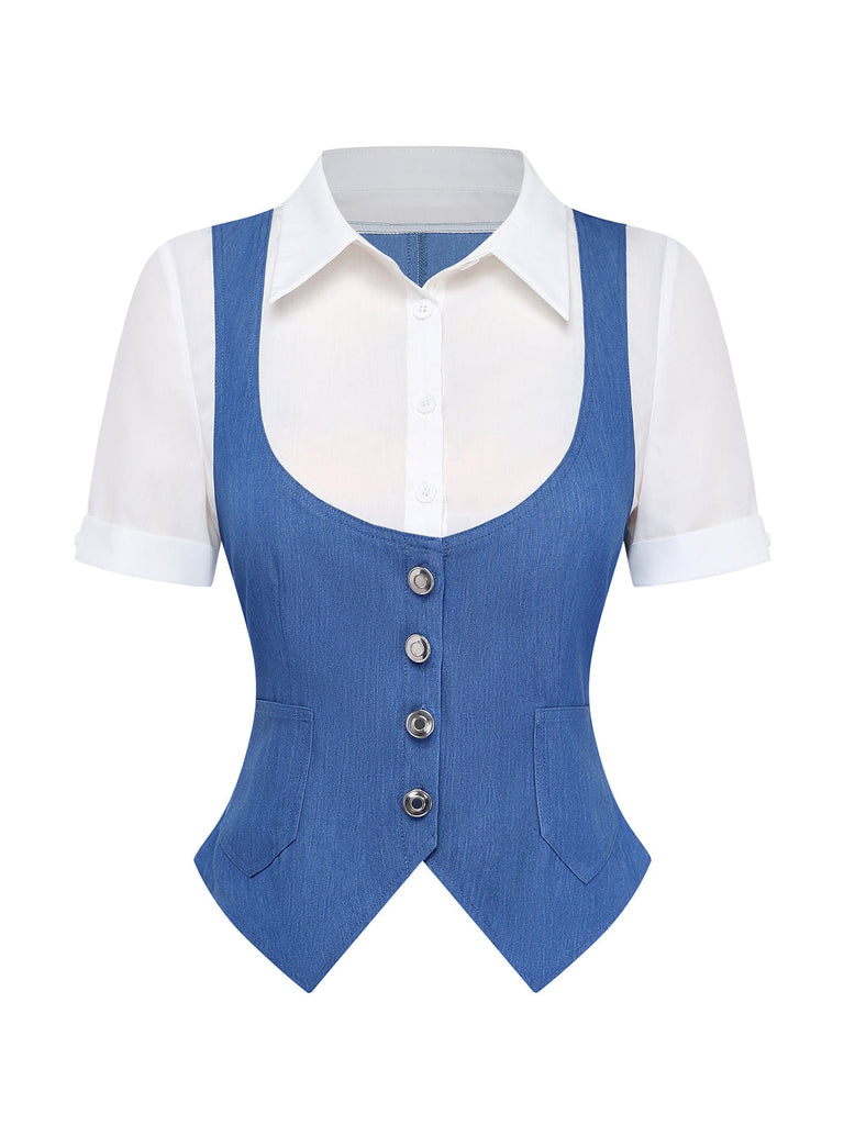 Blaue Weste über einem weißen Hemd auf weißem Hintergrund