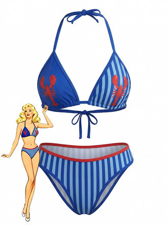 Ein zweiteiliges Bikini-Set mit blau-hellblauem, vertikal gestreiftem Muster und roten Hummermotiven, bestehend aus einem dreieckigen Neckholder-Oberteil und passendem Höschen.