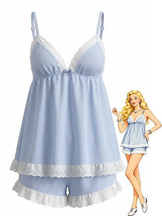 Ein hellblau-weiß gestreifter Pyjama mit V-Ausschnitt-Top mit Lochspitzenbesatz und passender Rüschenshorts, abgebildet neben einer Pin-up-Illustration im Retro-Stil.