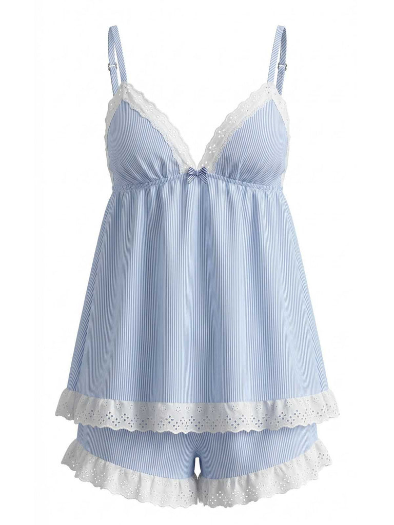 Studioansicht von vorne: ein blau-weiß gestreiftes, ärmelloses Trägertop und dazu passende Shorts mit Lochstickerei.