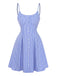 Blau-weiß gestreiftes Kleid mit Knopfdetails auf weißem Hintergrund