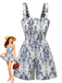 Ein blau-weißer Jumpsuit im Vintage-Stil mit Damastmuster und Blumenprint, gerafftem Oberteil und breiten Schulterträgern.