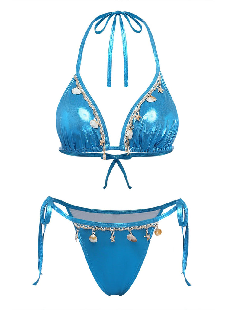Glänzendes blaues Metallic-Bikini-Set im Stil der 1980er Jahre mit Muscheldetails, perfekt für einen glamourösen Retro-Strandlook oder einen sommerlichen Poolurlaub.
