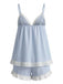 Rückansicht des gestreiften Pyjama-Sets, die die verstellbaren Spaghettiträger und die klare Silhouette der Rüschenshorts hervorhebt.