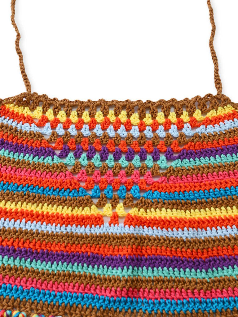 Nahaufnahme des aufwendigen Strickmusters und der Befestigung des Neckholder-Trägers am mehrfarbig gestreiften Häkeltop.