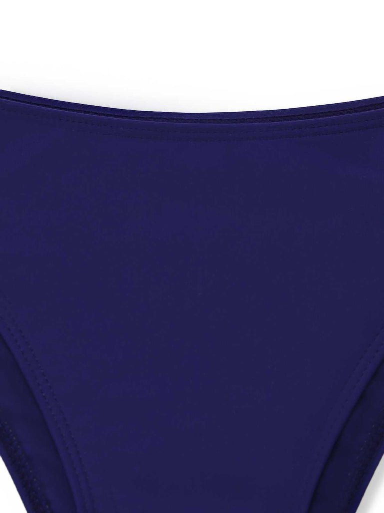 Detailansicht der integrierten Badehose, die unter dem ausgestellten Rock für Komfort und Bedeckung angebracht ist.