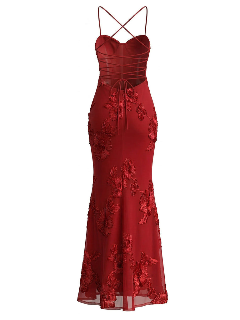 Das Meerjungfrauen-Abendkleid in leuchtendem Burgunderrot mit Ton-in-Ton-Blumenstickerei.