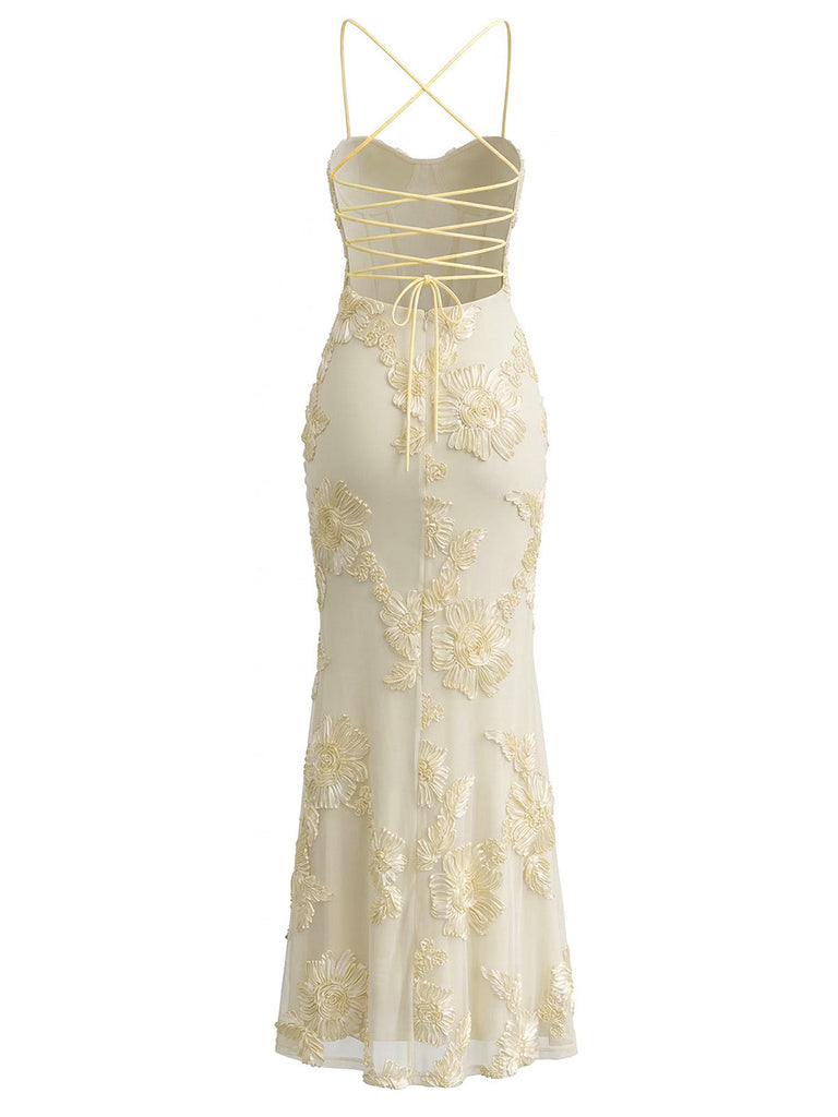 Das elegante Meerjungfrauen-Abendkleid aus zarter champagnerfarbener Spitze.