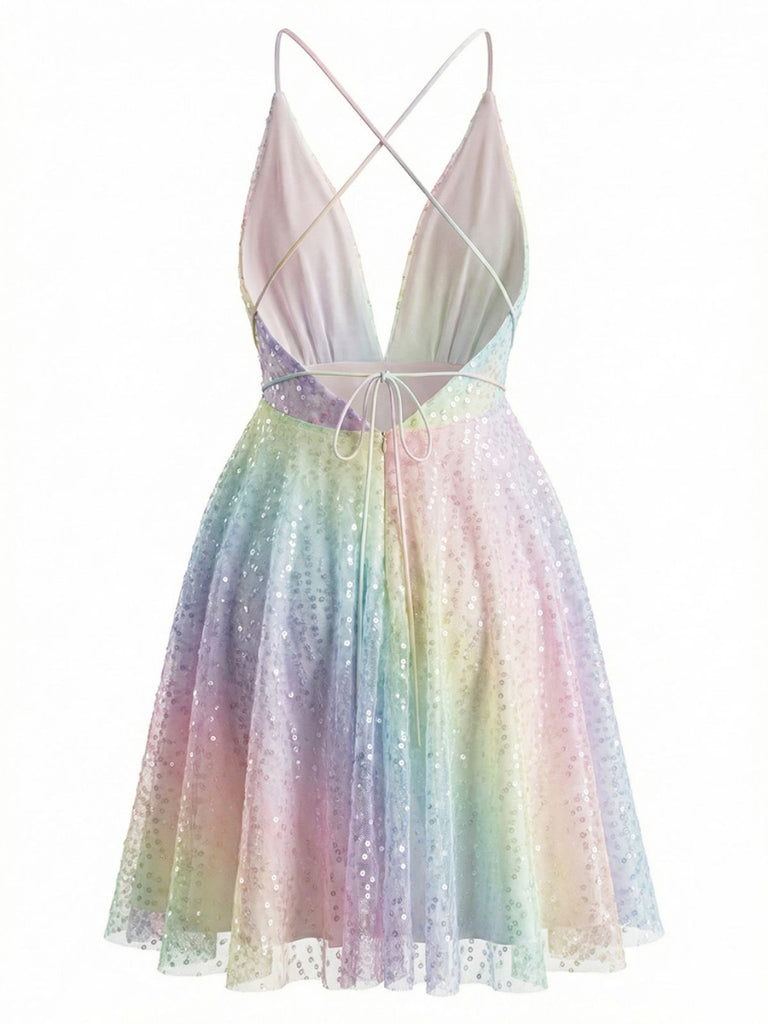Rückansicht des regenbogenfarbenen Pailletten-Minikleids, die die dünnen, überkreuzten, verstellbaren Träger und das rückenfreie Design zeigt.