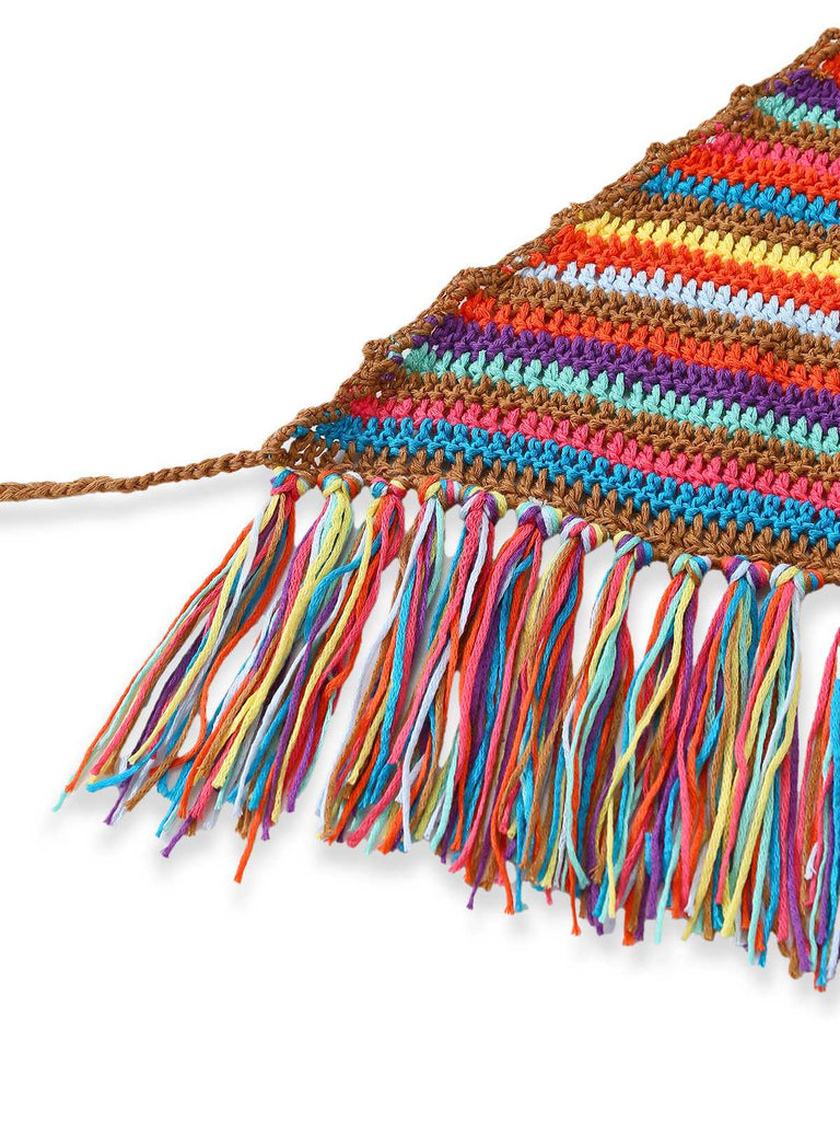 Detailansicht der farbenfrohen, langen Garnfransen, die vom Saum des gehäkelten Bikini-Oberteils herabhängen.