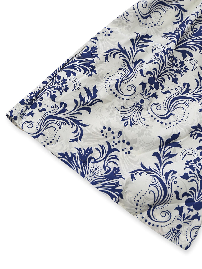 Detailansicht des blauen Blumenmusters und des gesäumten Saums des leichten Sommer-Playsuits.