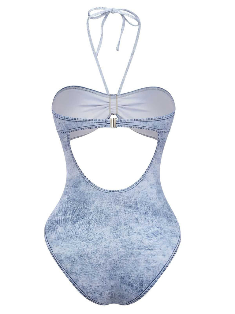 Rückansicht des Badeanzugs mit Jeansmuster, die den Neckholder-Verschluss und das Design mit vollständiger Rückenbedeckung zeigt.