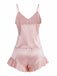 Rückansicht des altrosafarbenen Satinpyjama-Sets, wobei die saubere Verarbeitung und der elastische Bund der Shorts hervorgehoben werden.