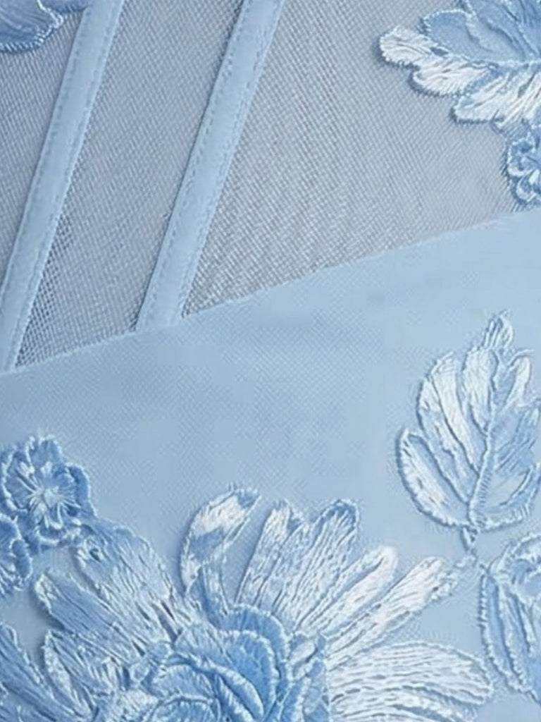 Nahaufnahme der hellblauen floralen Spitzenstickerei auf einem transparenten Netzeinsatz des Abendkleides.