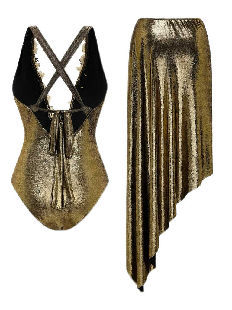 Rückansicht des goldenen Badeanzugs, die die gekreuzten Rückenträger und den seitlich drapierten Sarong zeigt.