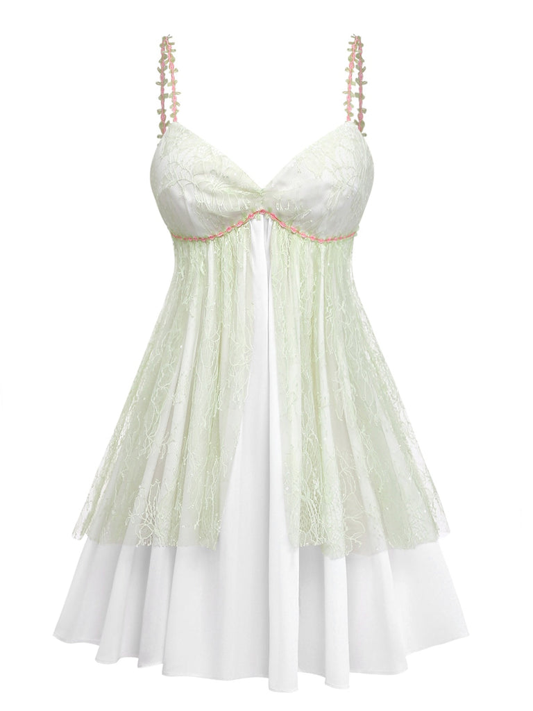 Elegantes, grünes, von den 1950er Jahren inspiriertes, doppellagiges Nachthemd mit Rosenverzierungen aus Spitze an den Trägern, perfekt für Vintage-Nachtwäsche und romantische Nächte.