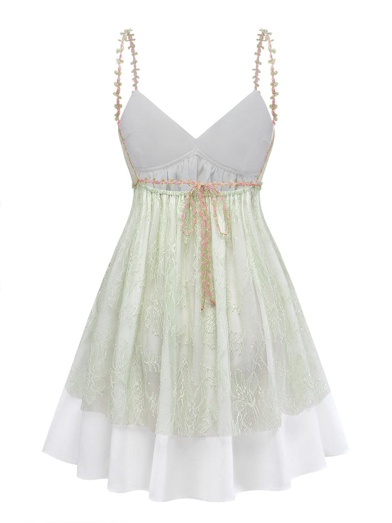 Hellgrünes Nachthemd mit weißer Spitzenborte auf weißem Hintergrund