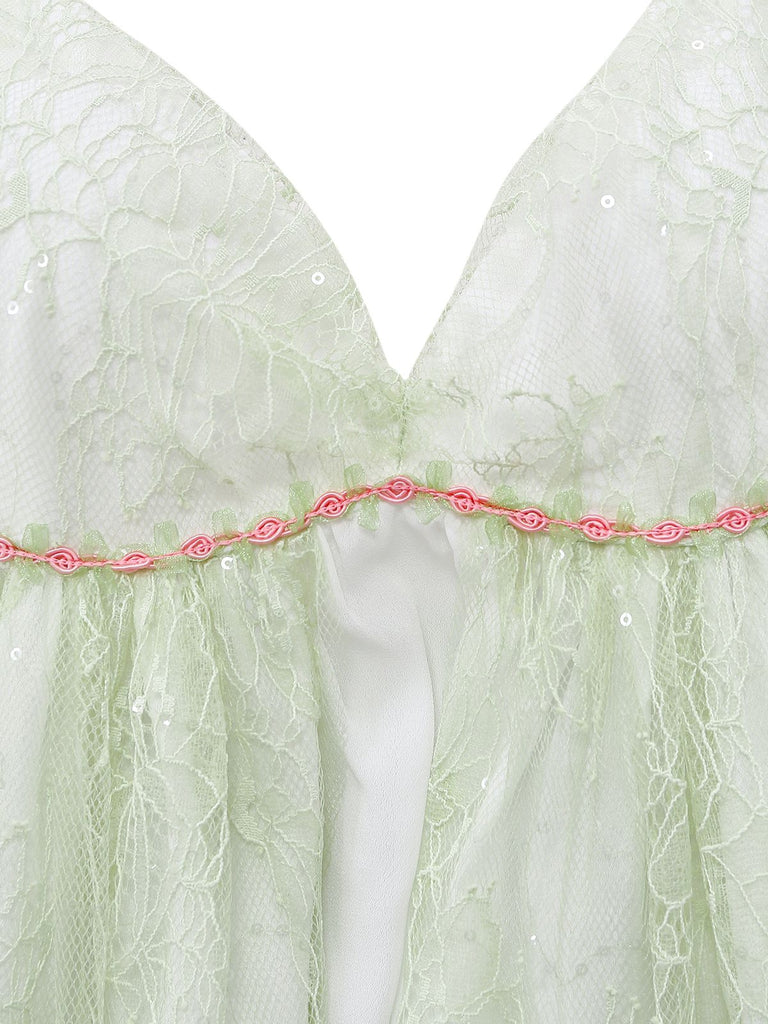 Hellgrünes Spitzennachthemd mit rosa Rosenstreifen auf weißem Hintergrund