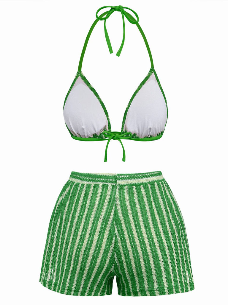 Grün-weißes Bikini-Set auf weißem Hintergrund
