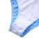 Ein detaillierter Blick auf die hochgeschnittenen Bikinihosen mit klassischem blau-weißem Längsstreifenmuster.