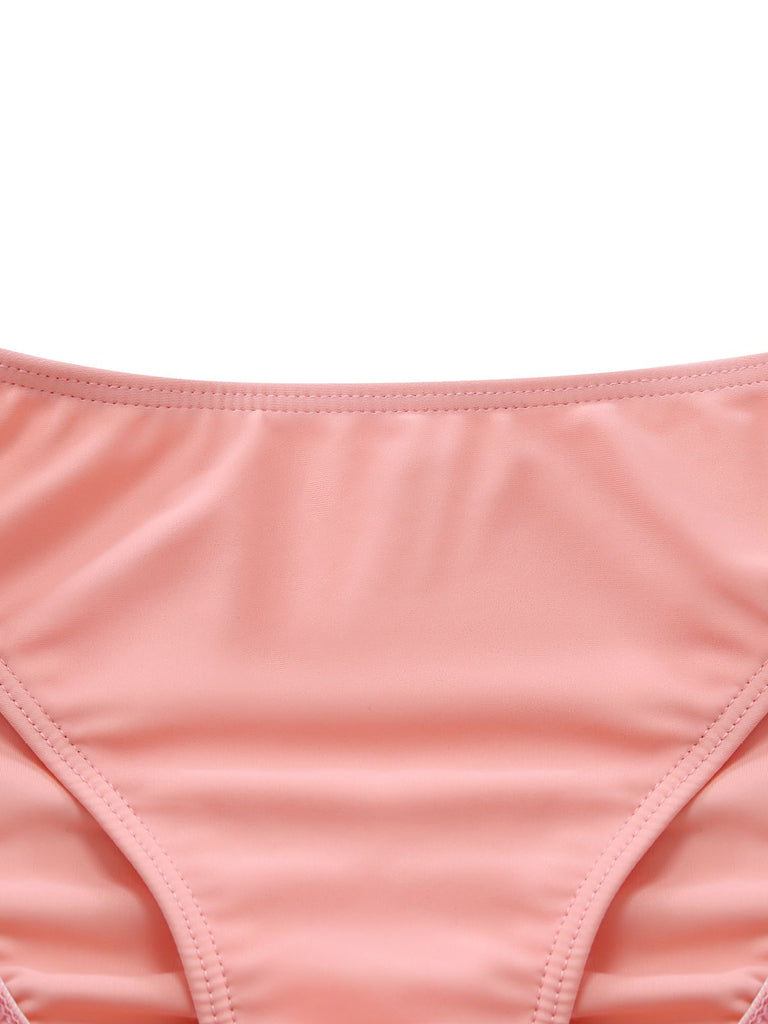 Nahaufnahme des hochgeschnittenen, pinkfarbenen Bikinihöschens mit glatter, bequemer Passform.
