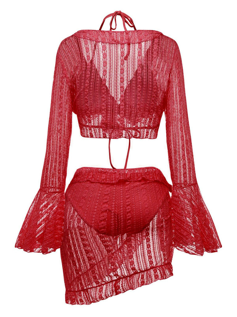 Das dreiteilige Bade-Set aus Spitze in einem kräftigen Rotton besticht durch eine Strickjacke mit ausgestellten Ärmeln.