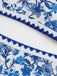 Makroaufnahme des marineblauen, gewellten Besatzes am Bund und Saum des geblümten Bikinis.
