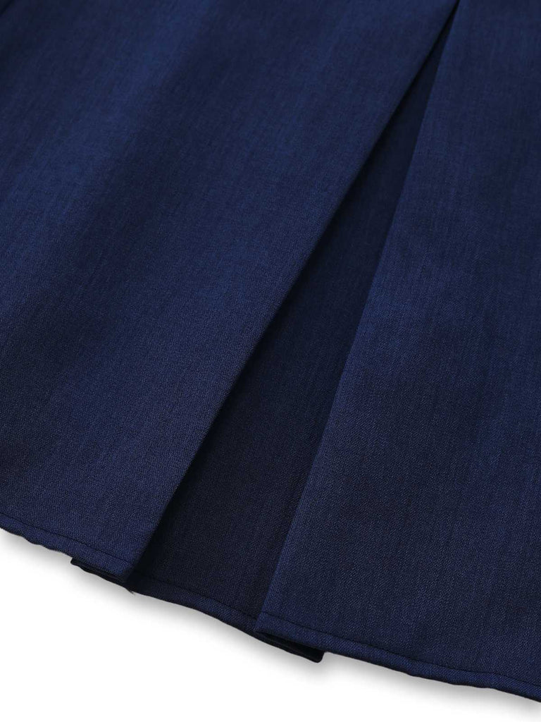 Nahaufnahme der vertikalen Faltenkonstruktion in der Nähe des Rocksaums.