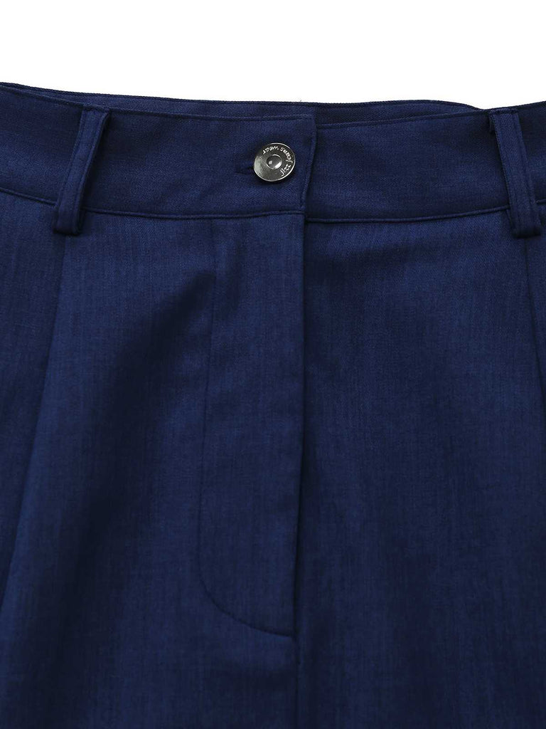 Nahaufnahme des Hosenbunds mit Metallknopf und verdecktem Reißverschluss.