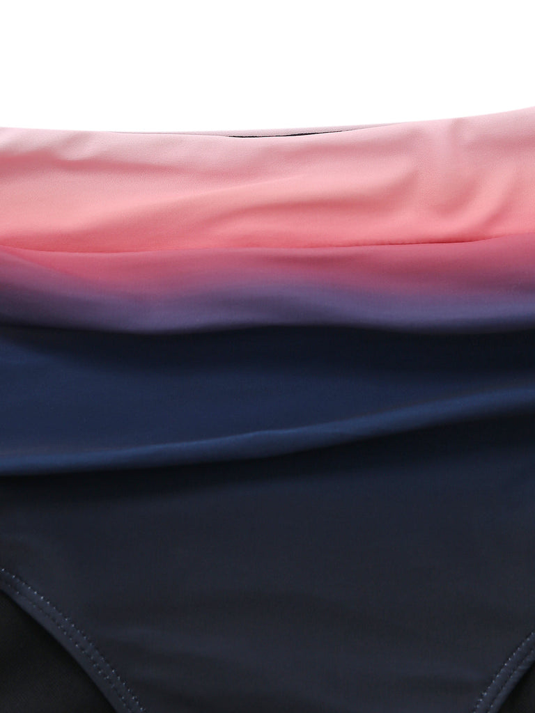 Nahaufnahme des Bikini-Stoffs, die den sanften Farbübergang von zartem Rosa zu tiefem Marineblau zeigt.