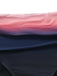 Nahaufnahme des Bikini-Stoffs, die den sanften Farbübergang von zartem Rosa zu tiefem Marineblau zeigt.