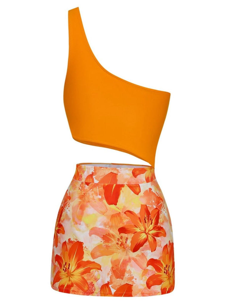 Orangefarbenes, einteiliges Badekleid im Stil der 1940er Jahre mit 3D-Blumenmuster und asymmetrischem Träger auf weißem Hintergrund