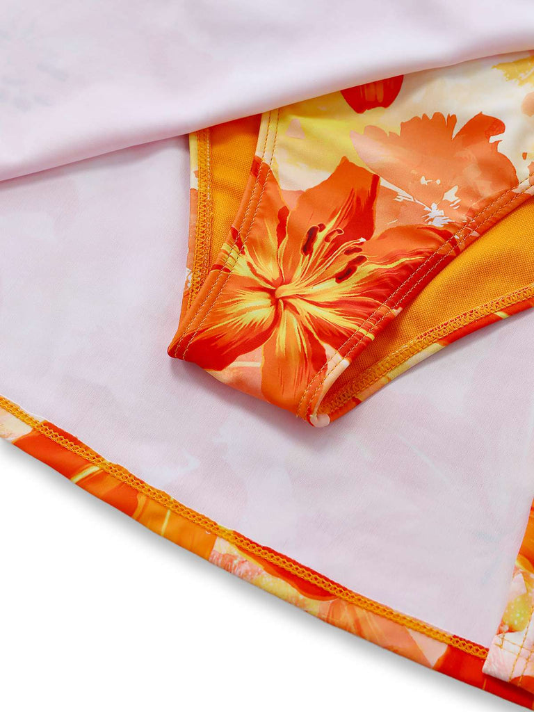 Geblümter Stoff mit orangefarbenen und gelben Blüten auf weißem Grund
