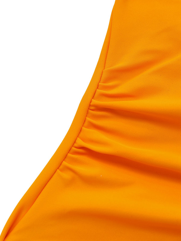 Nahaufnahme eines orangefarbenen Stoffes vor weißem Hintergrund