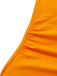 Nahaufnahme eines orangefarbenen Stoffes vor weißem Hintergrund