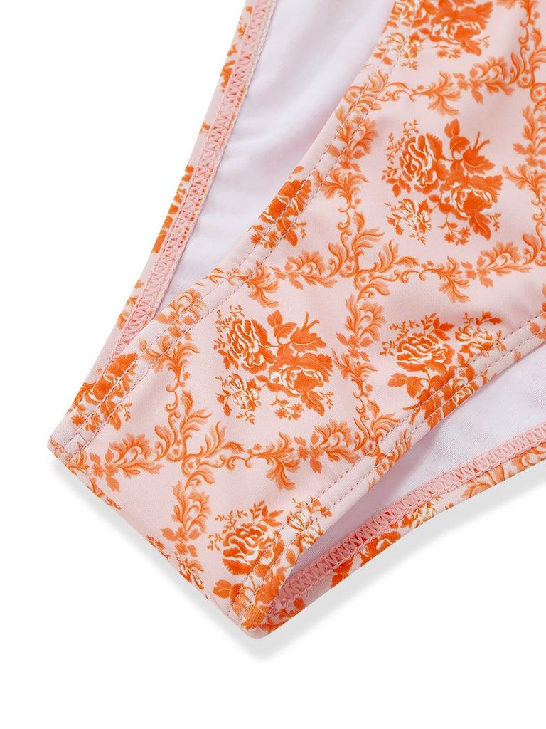 Orangefarbener Stoff mit Blumenmuster auf weißem Hintergrund